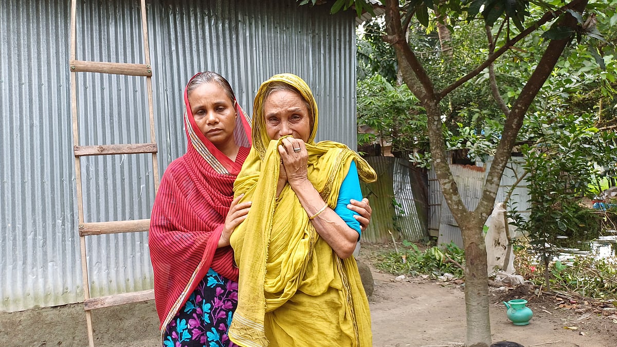 বাড়ি উঠোনে দাঁড়িয়ে কাঁদছেন ৫ আগস্ট ঢাকায় পুলিশের গুলিতে নিহত পঞ্চগড়ের তরুণ সাগর রহমানের নানি হালিমা খাতুন। তাঁকে জড়িয়ে ধরে আছেন সাগরের মানসিক ভারসাম্যহীন মা সখিনা আক্তার। গত বুধবার বিকেলে পঞ্চগড় সদর উপজেলার কিত্তিনিয়া পাড়া এলাকায়